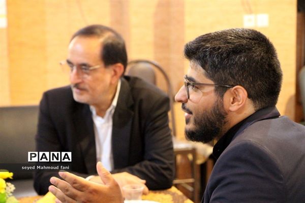 تجلیل مدیرکل آموزش و پرورش استان یزد از تعدادی از دانش‌آموز خبرنگاران پانا