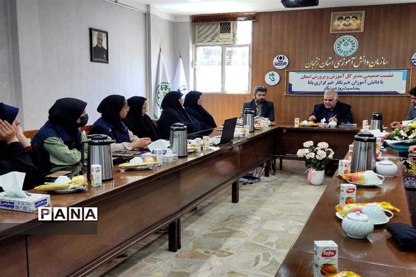 مدیرکل استان زنجان پای صحبت‌های خبرنگاردانش آموزان پانا