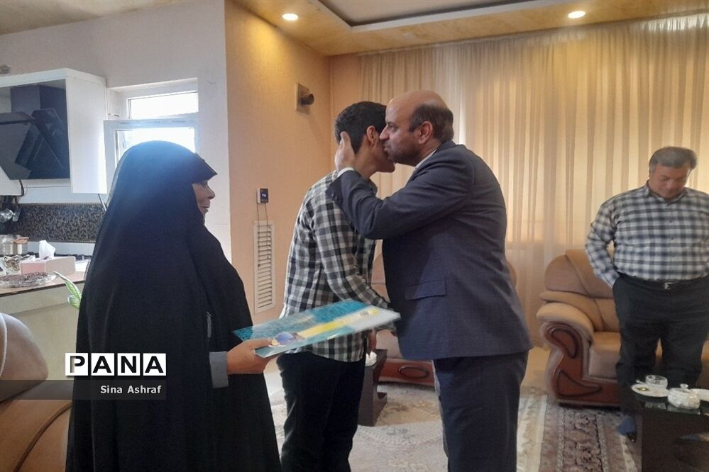 دیدار مدیر آموزش و پرورش ناحیه ۳ مشهد مقدس با خانواده شهید «سید هادی علوی نسب»