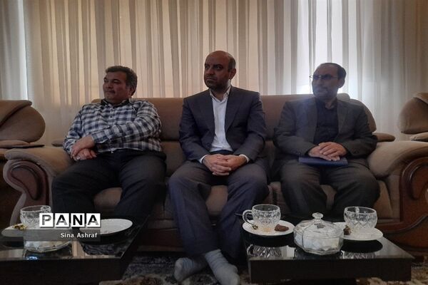 دیدار مدیر آموزش و پرورش ناحیه ۳ مشهد مقدس با خانواده شهید «سید هادی علوی نسب»