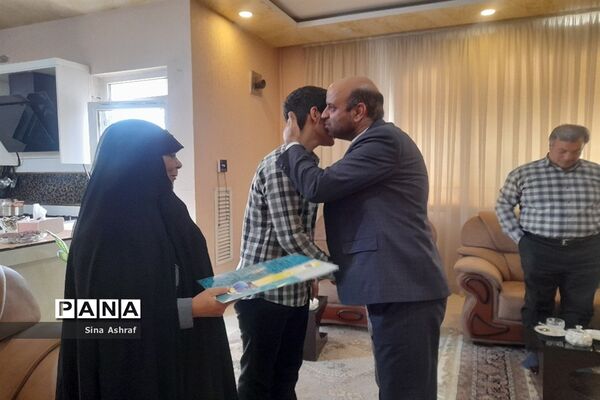 دیدار مدیر آموزش و پرورش ناحیه ۳ مشهد مقدس با خانواده شهید «سید هادی علوی نسب»