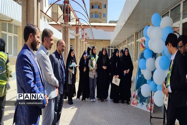 برگزاری نشست رئیس آموزش و پرورش رباط کریم با جمعی دانش‌آموز خبرنگاران