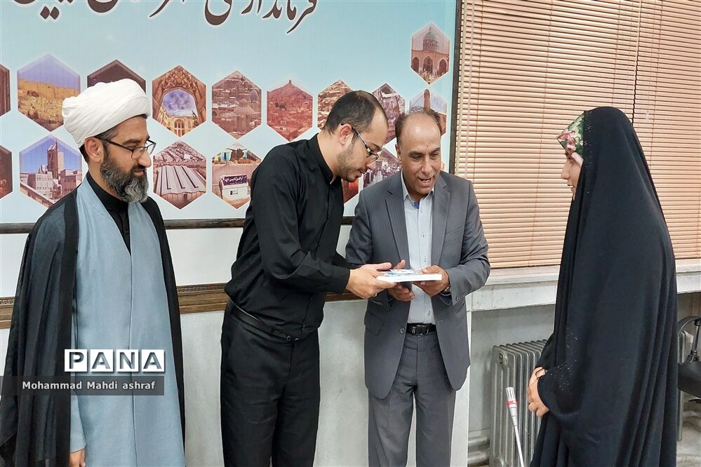 تجلیل از خبرنگار پانا در  روز خبرنگار با حضور مسئولان شهرستان نایین