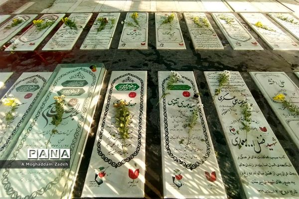 غبارروبی مزار شهدای مدافع حرم با حضور کارکنان آموزش و پرورش قم