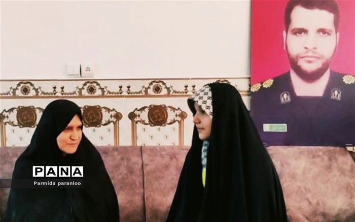 دیدار دانش‌آموز خبرنگاران پانا با خانواده شهید امیر کمندی در بهارستان/فیلم