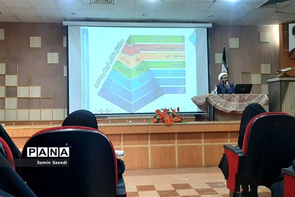 دوره آموزش معارف و اندیشه اسلامی بسیجیان در فرهنگسرای طاووسیه شیراز