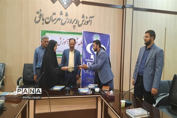 نشست صمیمانه مدیر آموزش و پرورش شهرستان بافق با دانش‌آموز خبرنگاران پانا