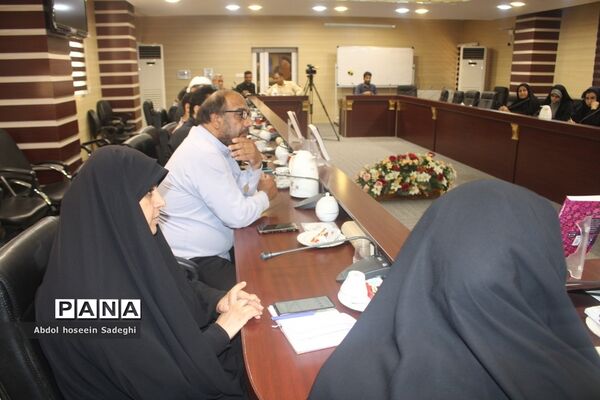 آیین رونمایی از پوستر مسابقه بزرگ کتابخوانی «ستاره‌ها چیدنی نیستند» و «بی پرده با حجاب» در بوشهر