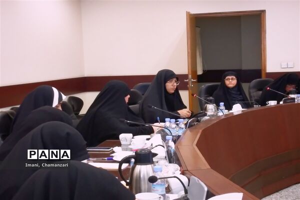 دومین نشست تخصصی هیات اندیشه‌ورز کمیسیون بانوان و خانواده با حضور اعضای سازمان دانش‌آموزی خراسان‌رضوی