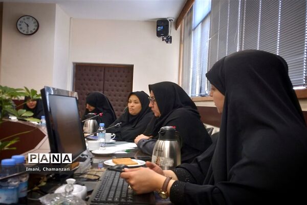 دومین نشست تخصصی هیات اندیشه‌ورز کمیسیون بانوان و خانواده با حضور اعضای سازمان دانش‌آموزی خراسان‌رضوی