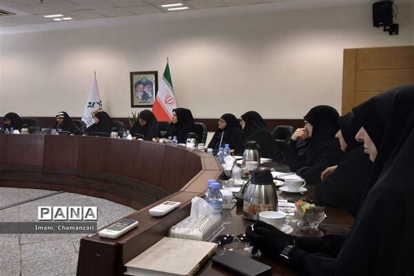 دومین نشست تخصصی هیات اندیشه‌ورز کمیسیون بانوان و خانواده با حضور اعضای سازمان دانش‌آموزی خراسان‌رضوی