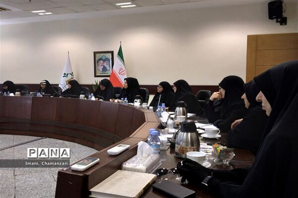 دومین نشست تخصصی هیات اندیشه‌ورز کمیسیون بانوان و خانواده با حضور اعضای سازمان دانش‌آموزی خراسان‌رضوی