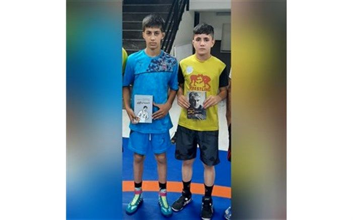 اهدای کتاب دست نیافتنی به قهرمانان کشتی دانش‌آموزی