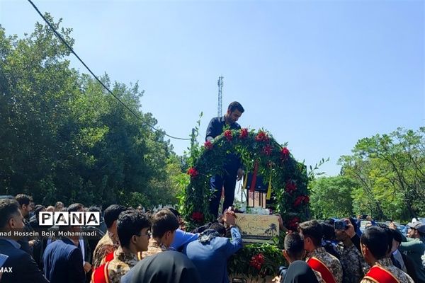 تشییع پیکر شهید دانش‌آموز در اداره‌کل آموزش و پرورش شهرستان‌های استان تهران