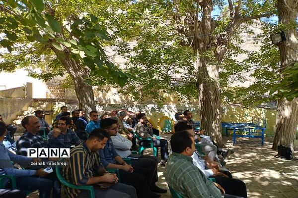 کلاس‌های توان افزایی مربیان پیشتاز سازمان دانش‌آموزی در اردوی قطب شمال استان اصفهان