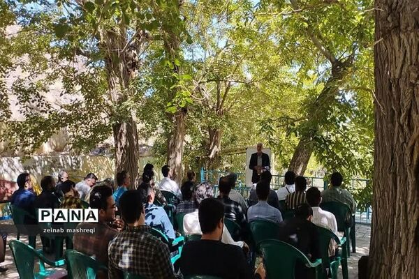 کلاس‌های توان افزایی مربیان پیشتاز سازمان دانش‌آموزی در اردوی قطب شمال استان اصفهان