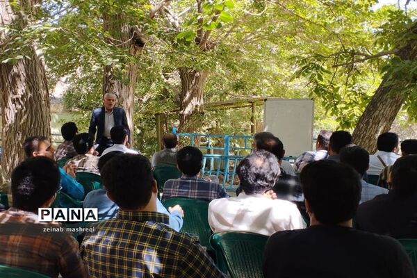 کلاس‌های توان افزایی مربیان پیشتاز سازمان دانش‌آموزی در اردوی قطب شمال استان اصفهان
