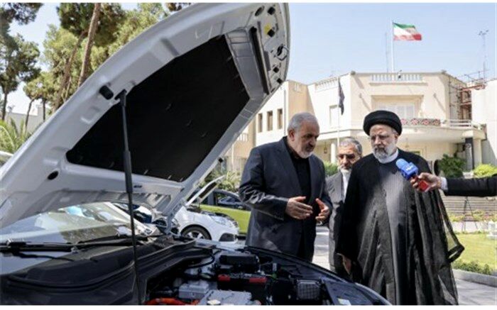 بازدید آیت الله رئیسی از انواع خودروهای برقی هیبریدی
