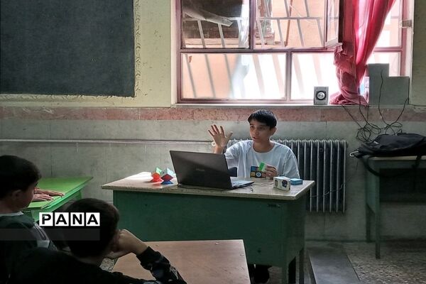 برگزاری کلاس آموزشی مکعب ‌روبیک با تدریس دانش‌آموز خبرنگار پانا