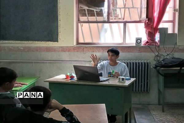 برگزاری کلاس آموزشی مکعب ‌روبیک با تدریس دانش‌آموز خبرنگار پانا