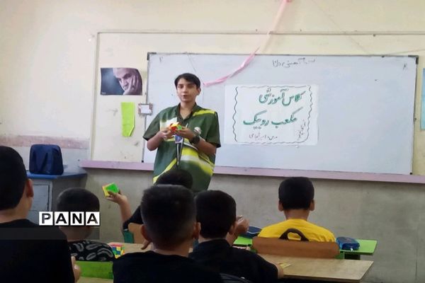 برگزاری کلاس آموزشی مکعب ‌روبیک با تدریس دانش‌آموز خبرنگار پانا