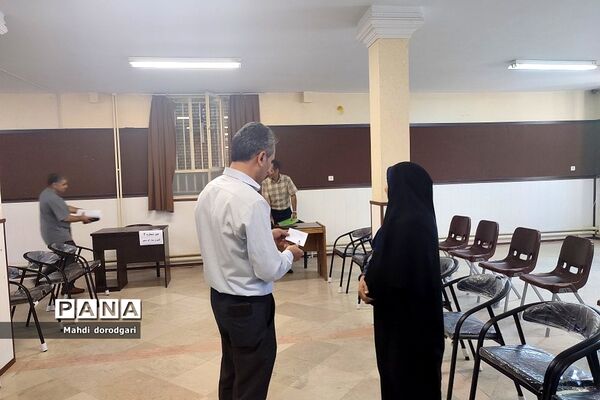 بازدید کارشناس متوسطه اول  از روند پروژه مهر دبیرستان شهید بهشتی رودهن