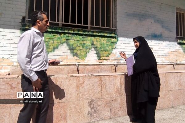 بازدید کارشناس متوسطه اول  از روند پروژه مهر دبیرستان شهید بهشتی رودهن