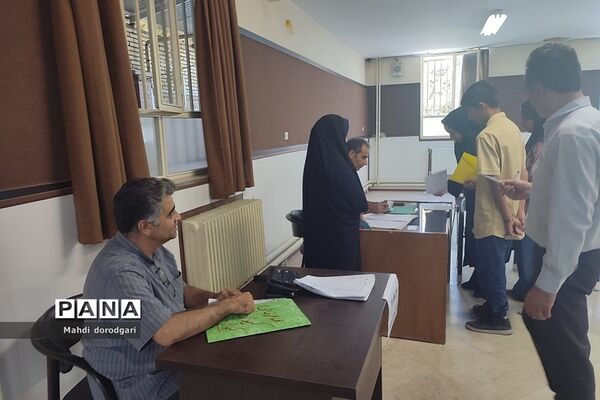 بازدید کارشناس متوسطه اول  از روند پروژه مهر دبیرستان شهید بهشتی رودهن