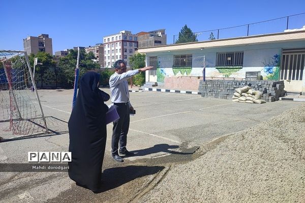 بازدید کارشناس متوسطه اول  از روند پروژه مهر دبیرستان شهید بهشتی رودهن