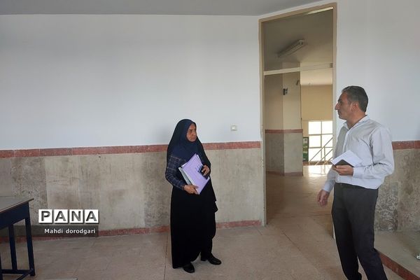 بازدید کارشناس متوسطه اول  از روند پروژه مهر دبیرستان شهید بهشتی رودهن