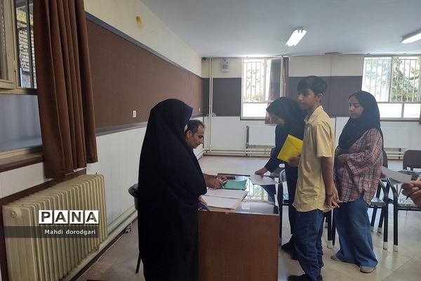 بازدید کارشناس متوسطه اول  از روند پروژه مهر دبیرستان شهید بهشتی رودهن