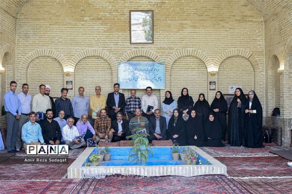 تجلیل از داوران و عوامل اجرایی جشنواره فرهنگی هنری ناحیه یک