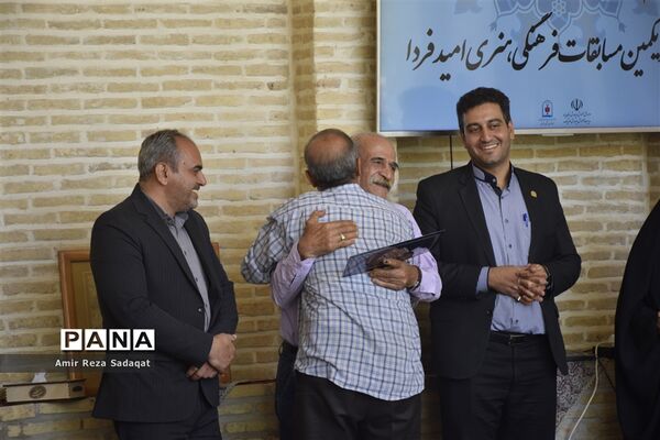 تجلیل از داوران و عوامل اجرایی جشنواره فرهنگی هنری ناحیه یک