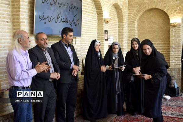 تجلیل از داوران و عوامل اجرایی جشنواره فرهنگی هنری ناحیه یک