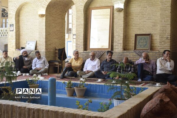 تجلیل از داوران و عوامل اجرایی جشنواره فرهنگی هنری ناحیه یک