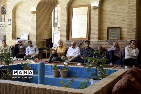 تجلیل از داوران و عوامل اجرایی جشنواره فرهنگی هنری ناحیه یک