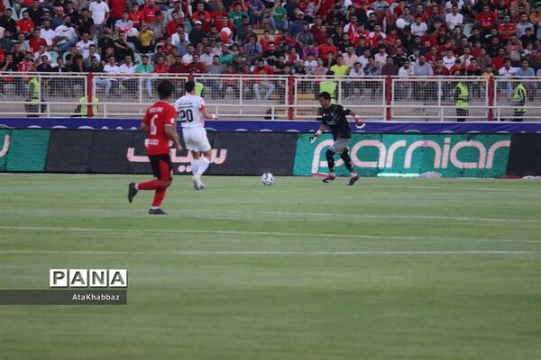 دیدار مسابقه فوتبال لیگ برتر بین تیم های تراکتور و پرسپولیس