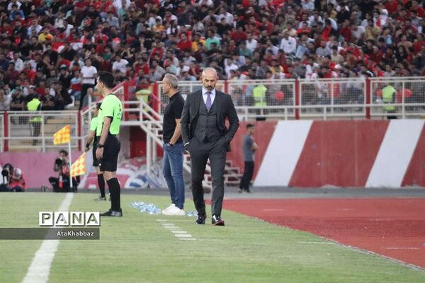 دیدار مسابقه فوتبال لیگ برتر بین تیم های تراکتور و پرسپولیس