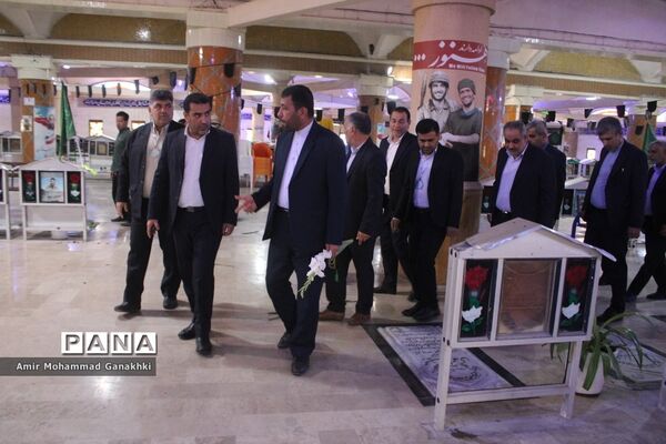 عطر افشانی و غبار روبی قبور مطهر شهدای فرهنگی و دانش‌آموز بوشهر