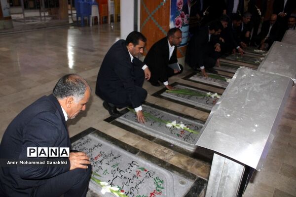 عطر افشانی و غبار روبی قبور مطهر شهدای فرهنگی و دانش‌آموز بوشهر
