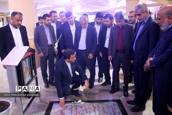 عطر افشانی و غبار روبی قبور مطهر شهدای فرهنگی و دانش‌آموز بوشهر