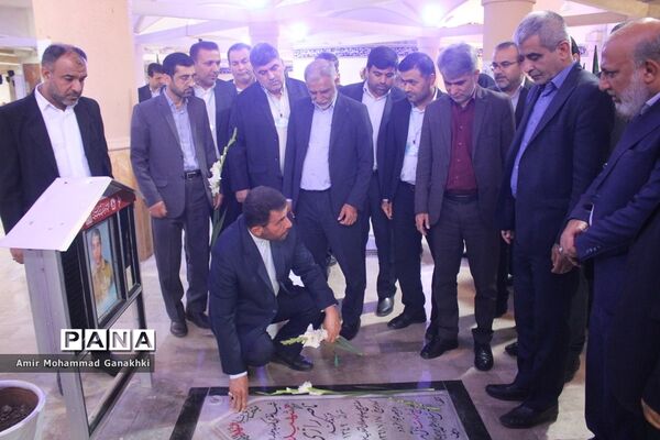 عطر افشانی و غبار روبی قبور مطهر شهدای فرهنگی و دانش‌آموز بوشهر
