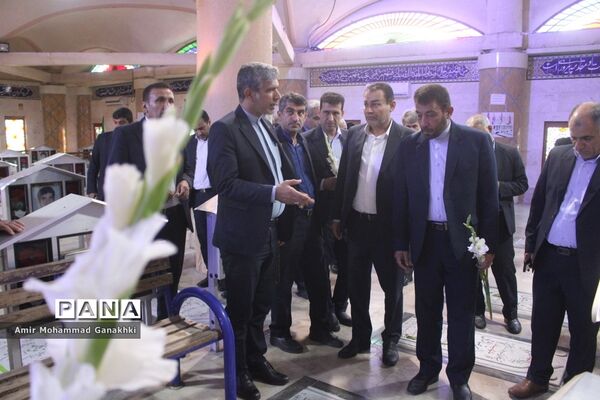 عطر افشانی و غبار روبی قبور مطهر شهدای فرهنگی و دانش‌آموز بوشهر