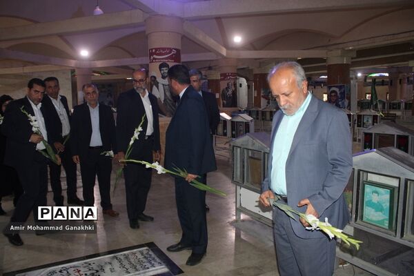 عطر افشانی و غبار روبی قبور مطهر شهدای فرهنگی و دانش‌آموز بوشهر