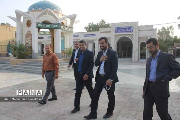 عطر افشانی و غبار روبی قبور مطهر شهدای فرهنگی و دانش‌آموز بوشهر