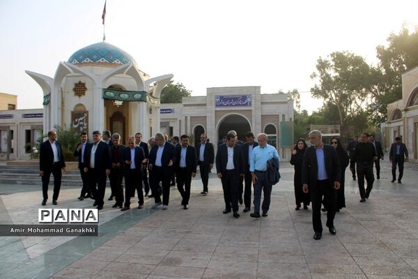 عطر افشانی و غبار روبی قبور مطهر شهدای فرهنگی و دانش‌آموز بوشهر