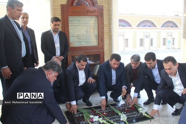 عطر افشانی و غبار روبی قبور مطهر شهدای فرهنگی و دانش‌آموز بوشهر