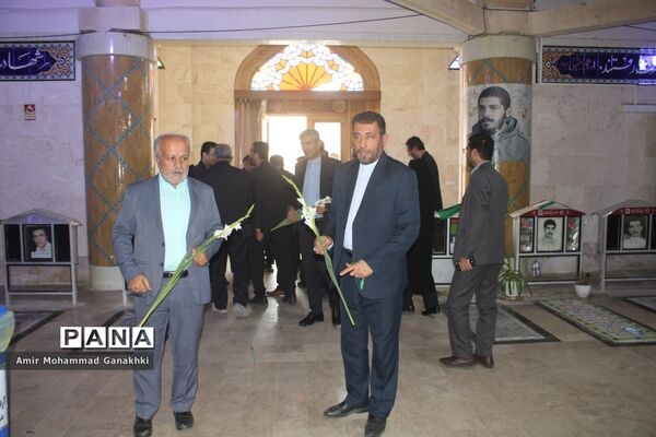 عطر افشانی و غبار روبی قبور مطهر شهدای فرهنگی و دانش‌آموز بوشهر