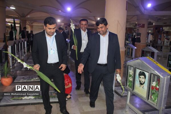 عطر افشانی و غبار روبی قبور مطهر شهدای فرهنگی و دانش‌آموز بوشهر