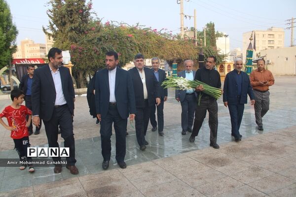 عطر افشانی و غبار روبی قبور مطهر شهدای فرهنگی و دانش‌آموز بوشهر